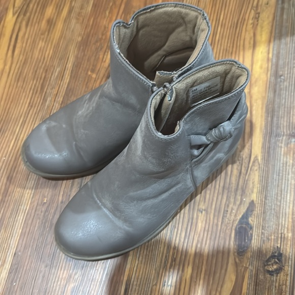 Girls taupe boots size 4 moderately worn (see pics) - Rachael Shoes brand - Picture 3 of 4